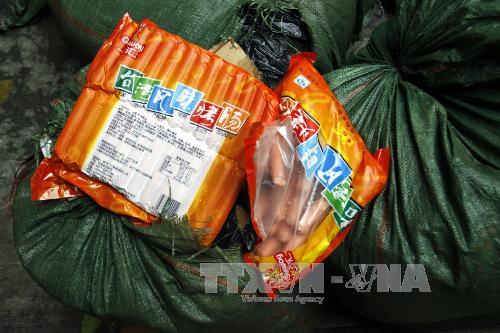 Tạm giữ hơn 2 tấn xúc xích sử dụng phụ gia cấm